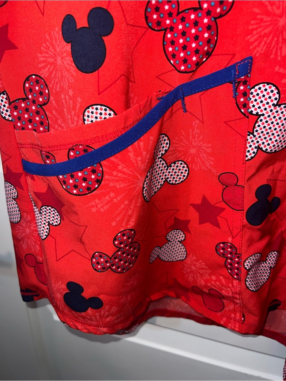 Disney Mickey Mouse Scrub Top XL Red Black White Stars - Picture 5 of 6